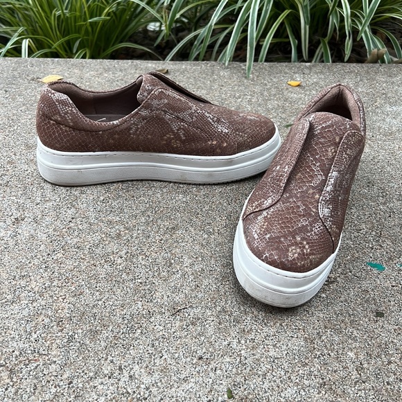 J/Slides NYC slip on snake print shoe, size 8 - Picture 5 of 6